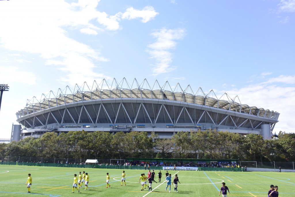 決勝会場である県立鹿島サッカースタジアムを背に開幕戦を戦った選手たち